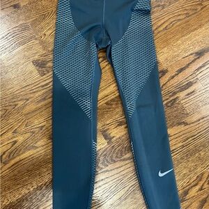 Nike Women’s Zonal Strength Gray Leggings with silver stitching